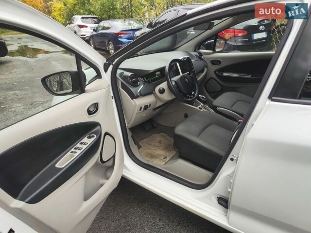 Білий Рено Зое, об'ємом двигуна 0 л та пробігом 75 тис. км за 7800 $, фото 8 на Automoto.ua
