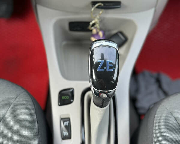 Белый Рено Зое, объемом двигателя 0 л и пробегом 75 тыс. км за 6400 $, фото 8 на Automoto.ua