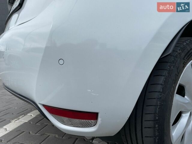 Белый Рено Зое, объемом двигателя 0 л и пробегом 98 тыс. км за 6900 $, фото 35 на Automoto.ua
