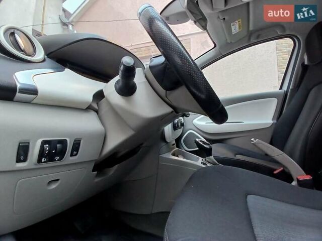 Белый Рено Зое, объемом двигателя 0 л и пробегом 200 тыс. км за 5350 $, фото 11 на Automoto.ua