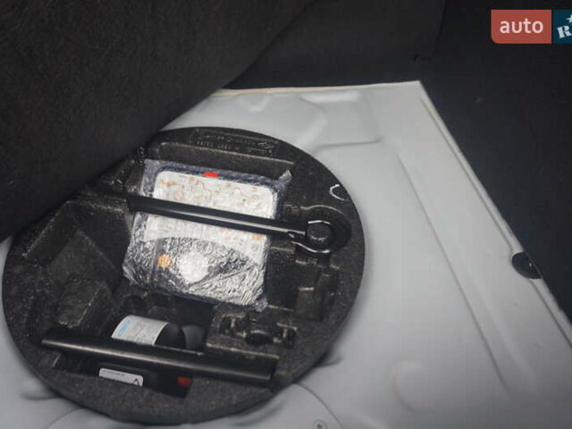 Білий Рено Зое, об'ємом двигуна 0 л та пробігом 112 тис. км за 6777 $, фото 49 на Automoto.ua