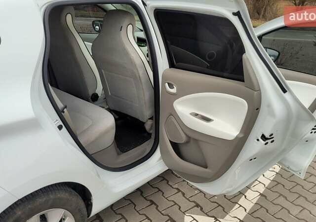 Белый Рено Зое, объемом двигателя 0 л и пробегом 108 тыс. км за 6500 $, фото 14 на Automoto.ua