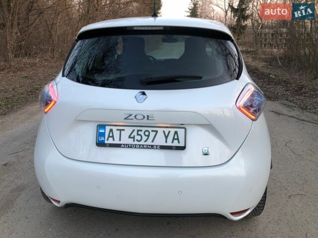 Белый Рено Зое, объемом двигателя 0 л и пробегом 90 тыс. км за 7500 $, фото 6 на Automoto.ua