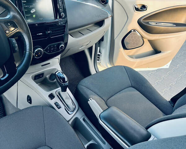 Белый Рено Зое, объемом двигателя 0 л и пробегом 70 тыс. км за 7500 $, фото 17 на Automoto.ua