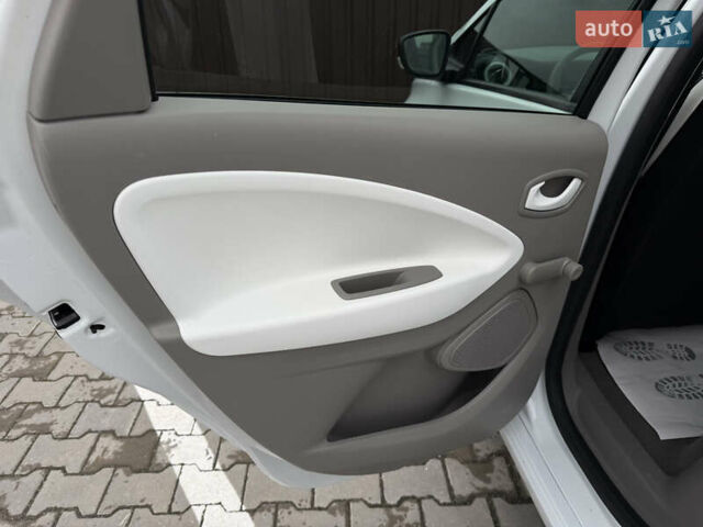 Белый Рено Зое, объемом двигателя 0 л и пробегом 125 тыс. км за 6700 $, фото 26 на Automoto.ua