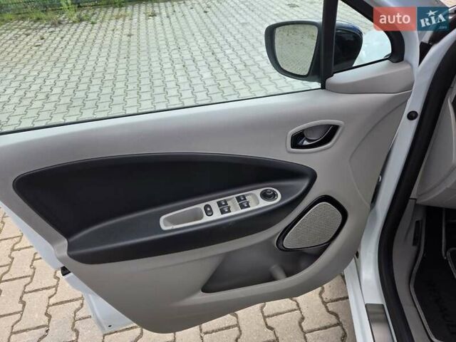 Белый Рено Зое, объемом двигателя 0 л и пробегом 147 тыс. км за 5900 $, фото 12 на Automoto.ua
