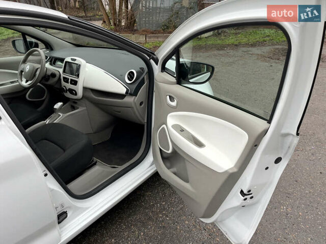 Белый Рено Зое, объемом двигателя 0 л и пробегом 115 тыс. км за 5950 $, фото 13 на Automoto.ua