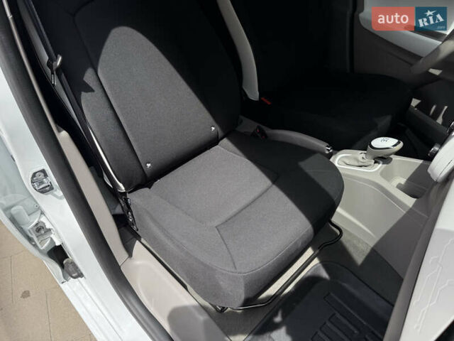 Белый Рено Зое, объемом двигателя 0 л и пробегом 50 тыс. км за 7650 $, фото 26 на Automoto.ua