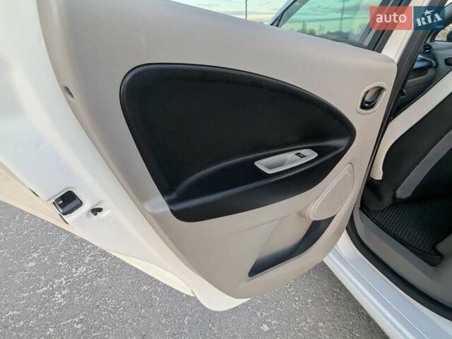 Белый Рено Зое, объемом двигателя 0 л и пробегом 51 тыс. км за 6995 $, фото 39 на Automoto.ua