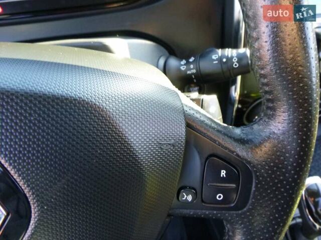 Белый Рено Зое, объемом двигателя 0 л и пробегом 81 тыс. км за 10300 $, фото 39 на Automoto.ua