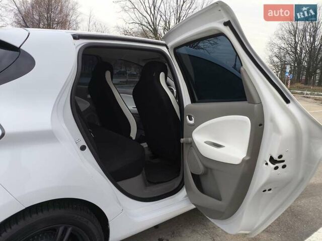 Белый Рено Зое, объемом двигателя 0 л и пробегом 79 тыс. км за 7100 $, фото 7 на Automoto.ua