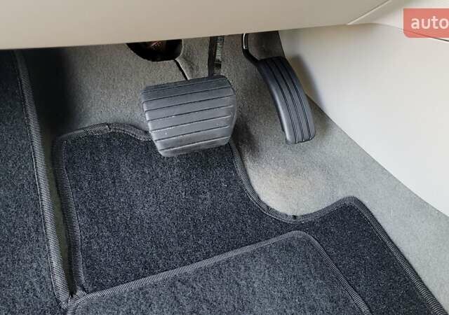 Белый Рено Зое, объемом двигателя 0 л и пробегом 113 тыс. км за 7200 $, фото 15 на Automoto.ua