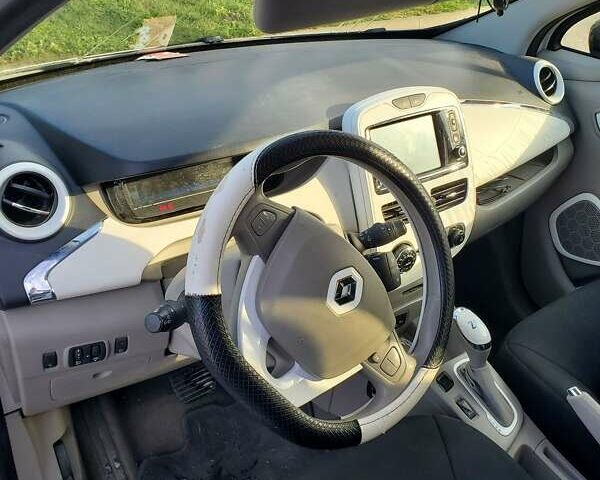 Білий Рено Зое, об'ємом двигуна 0 л та пробігом 105 тис. км за 6750 $, фото 3 на Automoto.ua