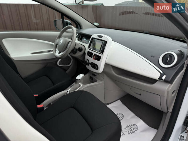 Белый Рено Зое, объемом двигателя 0 л и пробегом 125 тыс. км за 6700 $, фото 35 на Automoto.ua