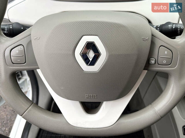 Белый Рено Зое, объемом двигателя 0 л и пробегом 115 тыс. км за 5950 $, фото 15 на Automoto.ua