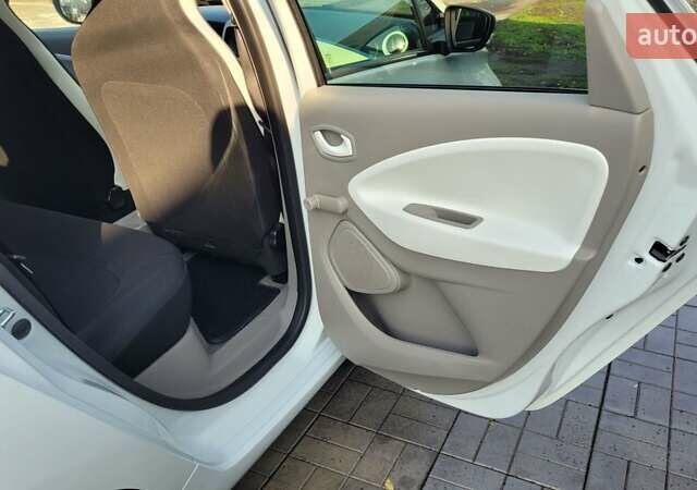 Белый Рено Зое, объемом двигателя 0 л и пробегом 113 тыс. км за 7200 $, фото 20 на Automoto.ua