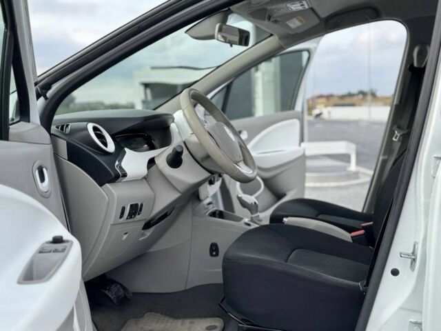 Белый Рено Зое, объемом двигателя 0 л и пробегом 164 тыс. км за 5999 $, фото 11 на Automoto.ua