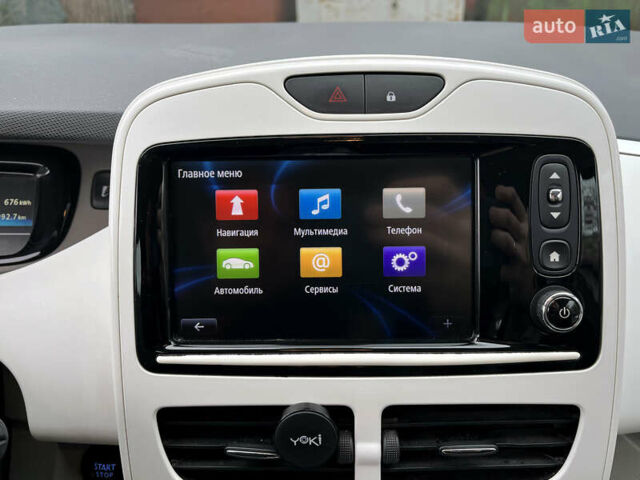 Белый Рено Зое, объемом двигателя 0 л и пробегом 115 тыс. км за 5950 $, фото 17 на Automoto.ua