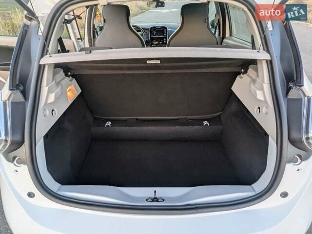 Белый Рено Зое, объемом двигателя 0 л и пробегом 51 тыс. км за 6995 $, фото 51 на Automoto.ua