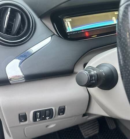 Белый Рено Зое, объемом двигателя 0 л и пробегом 147 тыс. км за 7000 $, фото 7 на Automoto.ua