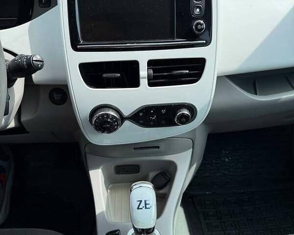 Белый Рено Зое, объемом двигателя 0 л и пробегом 108 тыс. км за 6999 $, фото 13 на Automoto.ua
