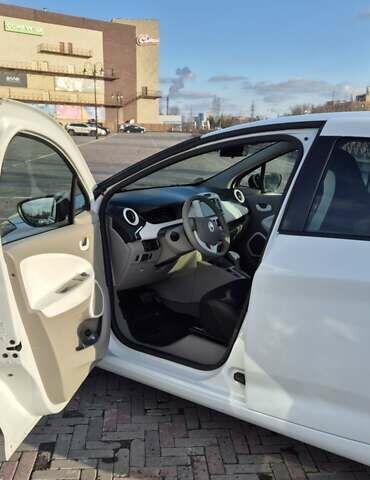 Белый Рено Зое, объемом двигателя 0 л и пробегом 84 тыс. км за 9600 $, фото 3 на Automoto.ua