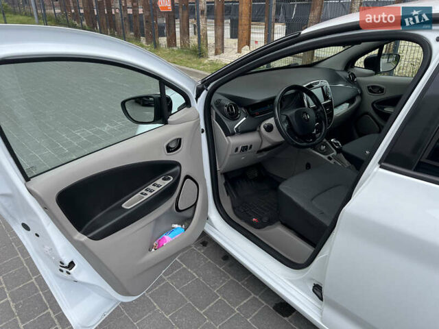 Белый Рено Зое, объемом двигателя 0 л и пробегом 89 тыс. км за 8200 $, фото 16 на Automoto.ua