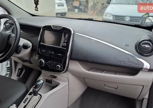 Белый Рено Зое, объемом двигателя 0 л и пробегом 61 тыс. км за 6600 $, фото 23 на Automoto.ua