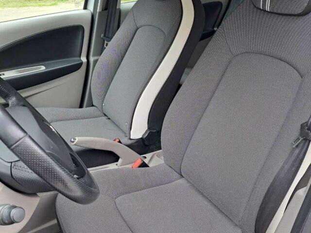 Белый Рено Зое, объемом двигателя 0 л и пробегом 65 тыс. км за 8500 $, фото 7 на Automoto.ua