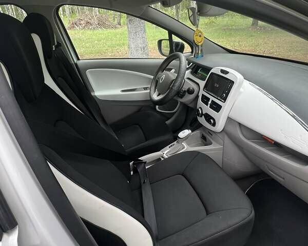 Белый Рено Зое, объемом двигателя 0 л и пробегом 108 тыс. км за 7400 $, фото 5 на Automoto.ua