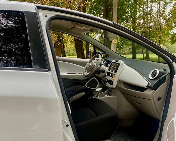 Белый Рено Зое, объемом двигателя 0 л и пробегом 104 тыс. км за 6500 $, фото 6 на Automoto.ua