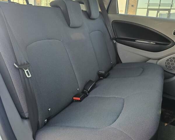 Белый Рено Зое, объемом двигателя 0 л и пробегом 112 тыс. км за 6600 $, фото 46 на Automoto.ua