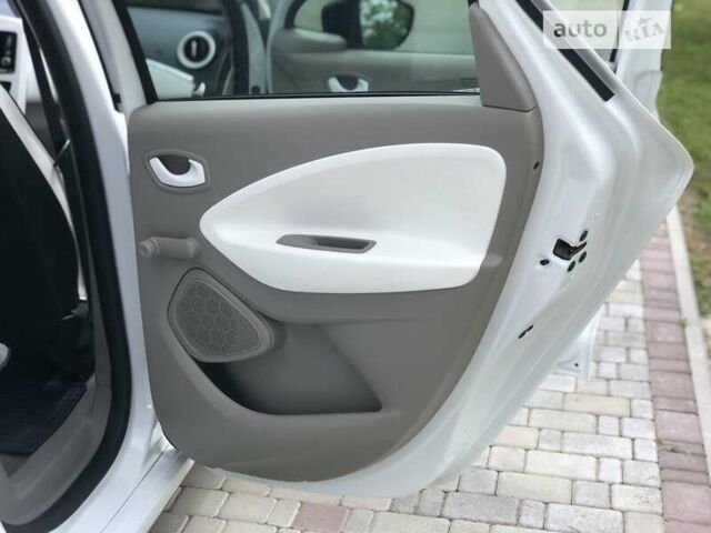 Белый Рено Зое, объемом двигателя 0 л и пробегом 100 тыс. км за 8299 $, фото 22 на Automoto.ua