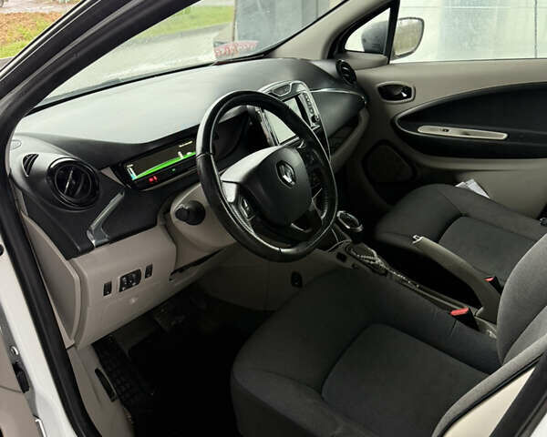 Белый Рено Зое, объемом двигателя 0 л и пробегом 130 тыс. км за 6999 $, фото 14 на Automoto.ua