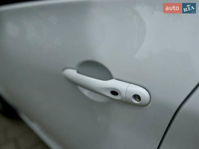 Белый Рено Зое, объемом двигателя 0 л и пробегом 108 тыс. км за 6499 $, фото 13 на Automoto.ua