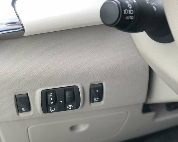 Белый Рено Зое, объемом двигателя 0 л и пробегом 100 тыс. км за 8299 $, фото 12 на Automoto.ua
