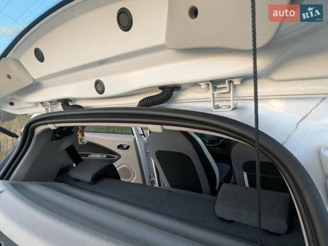 Белый Рено Зое, объемом двигателя 0 л и пробегом 51 тыс. км за 6995 $, фото 52 на Automoto.ua