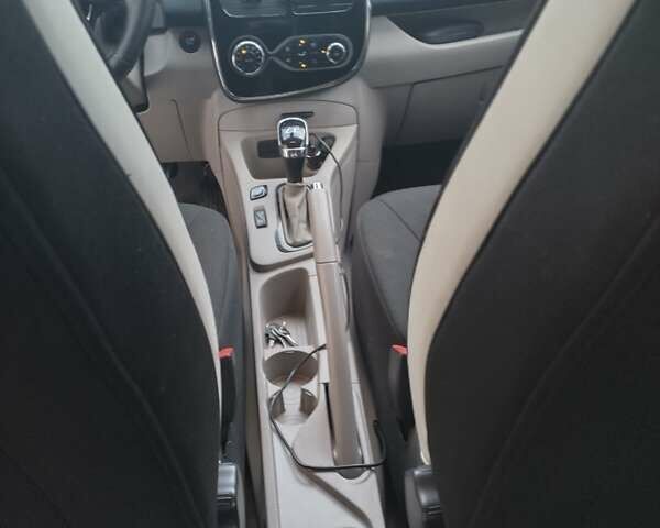 Белый Рено Зое, объемом двигателя 0 л и пробегом 204 тыс. км за 8400 $, фото 17 на Automoto.ua