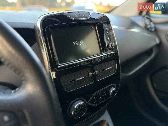 Белый Рено Зое, объемом двигателя 0 л и пробегом 128 тыс. км за 8500 $, фото 48 на Automoto.ua