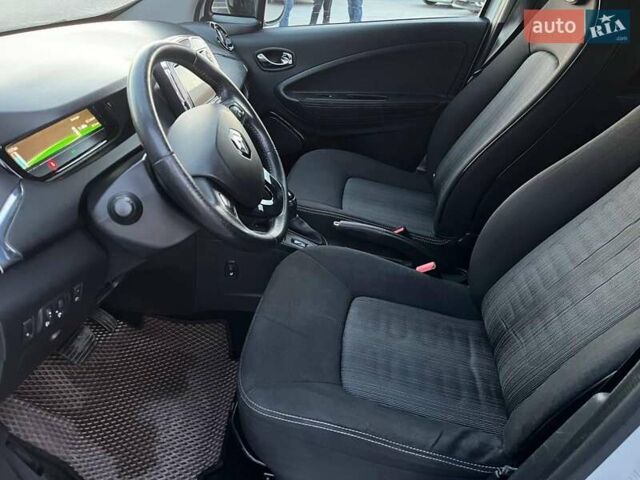 Белый Рено Зое, объемом двигателя 0 л и пробегом 95 тыс. км за 8940 $, фото 32 на Automoto.ua