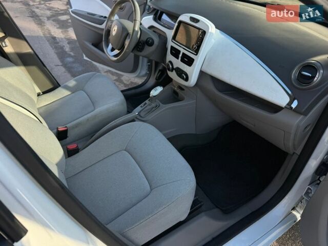 Білий Рено Зое, об'ємом двигуна 0 л та пробігом 83 тис. км за 9000 $, фото 26 на Automoto.ua