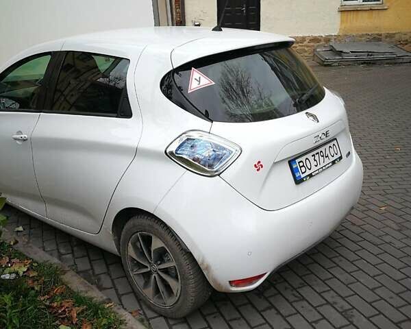 Белый Рено Зое, объемом двигателя 0 л и пробегом 61 тыс. км за 10500 $, фото 4 на Automoto.ua