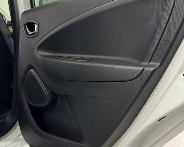 Белый Рено Зое, объемом двигателя 0 л и пробегом 115 тыс. км за 9950 $, фото 29 на Automoto.ua