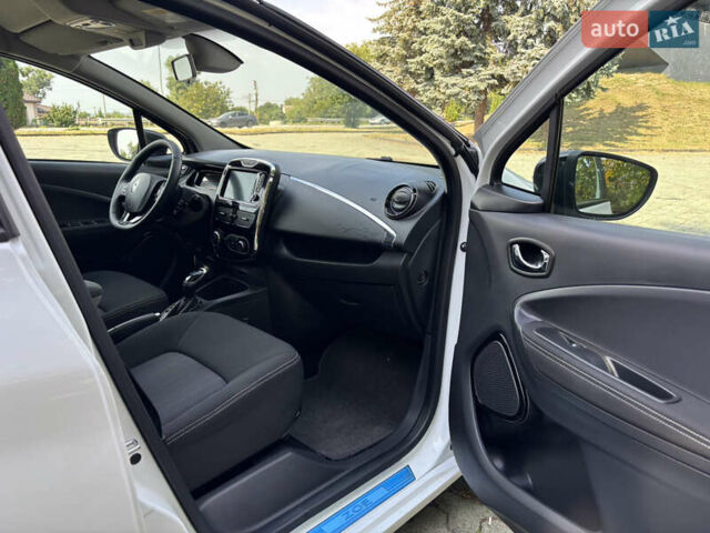 Белый Рено Зое, объемом двигателя 0 л и пробегом 135 тыс. км за 9200 $, фото 18 на Automoto.ua