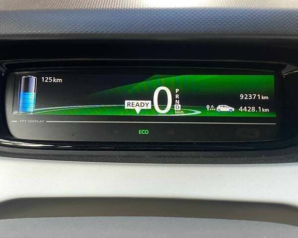 Белый Рено Зое, объемом двигателя 0 л и пробегом 92 тыс. км за 9000 $, фото 8 на Automoto.ua