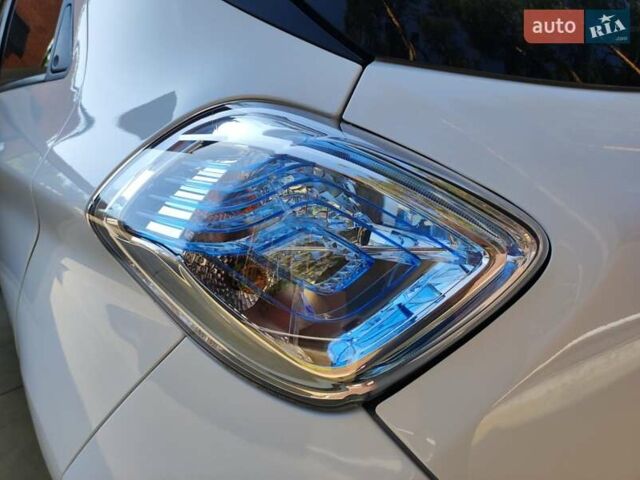 Белый Рено Зое, объемом двигателя 0 л и пробегом 51 тыс. км за 9900 $, фото 15 на Automoto.ua