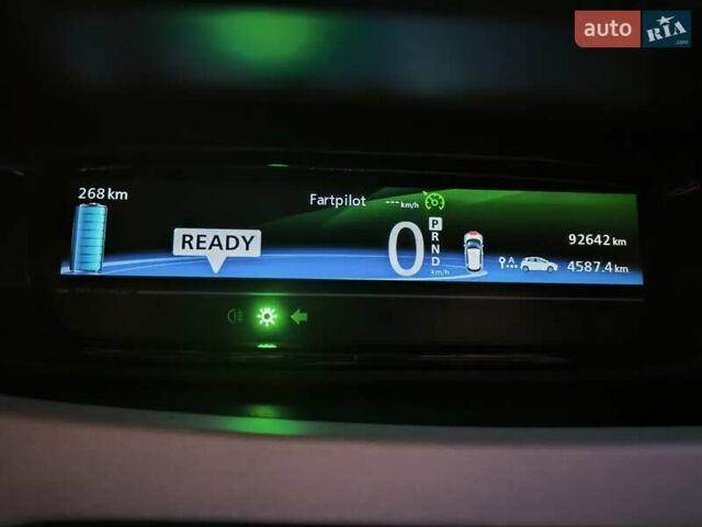 Белый Рено Зое, объемом двигателя 0 л и пробегом 95 тыс. км за 10000 $, фото 19 на Automoto.ua