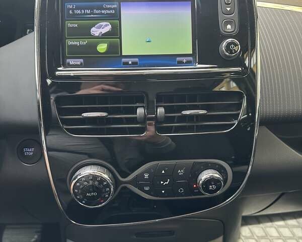 Белый Рено Зое, объемом двигателя 0 л и пробегом 92 тыс. км за 9990 $, фото 16 на Automoto.ua