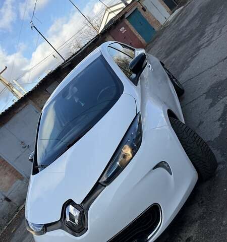 Белый Рено Зое, объемом двигателя 0 л и пробегом 103 тыс. км за 9600 $, фото 2 на Automoto.ua