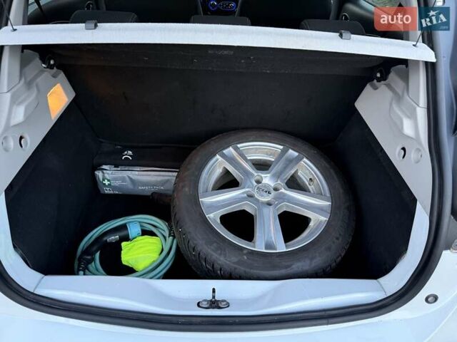 Белый Рено Зое, объемом двигателя 0 л и пробегом 132 тыс. км за 8800 $, фото 21 на Automoto.ua